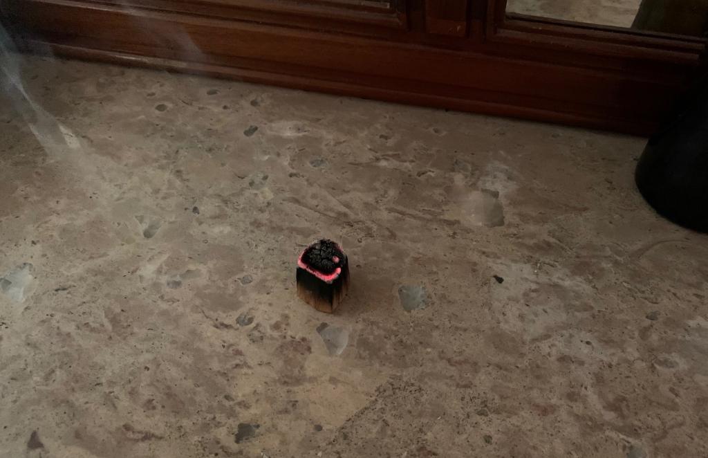 Queime Palo Santo em sua casa para eliminar más energias e atrair coisas boas Queime Palo Santo em sua casa para eliminar más energias e atrair coisas boas