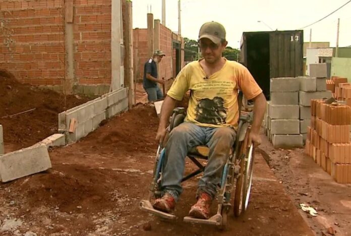 Homem em cadeira de rodas trabalha duro para sustentar sua família