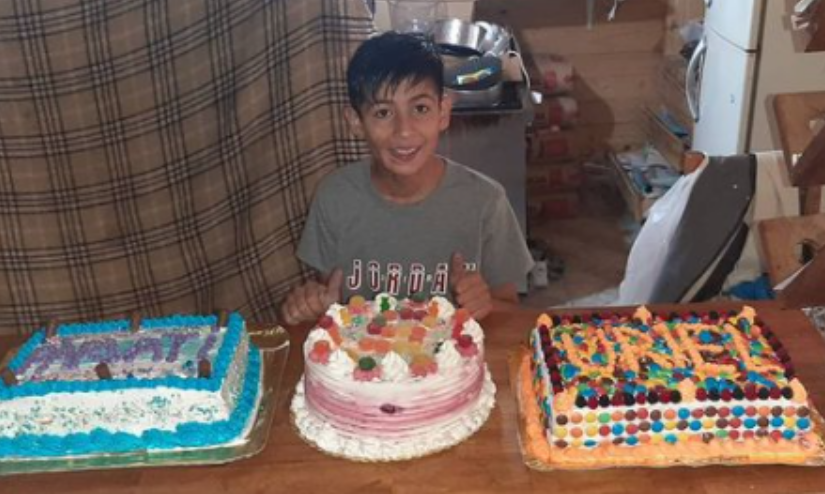 Menino de apenas 7 anos ajuda a família fazendo bolos e já é um sucesso nas redes sociais