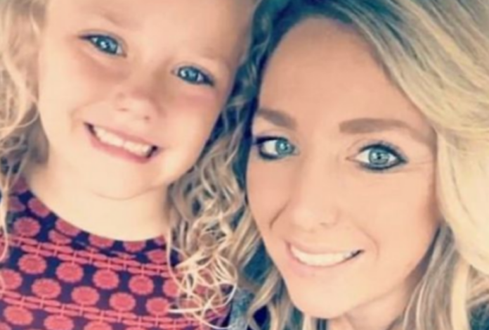 Mãe indignada após funcionário da companhia aérea rir do nome da filha de 5 anos