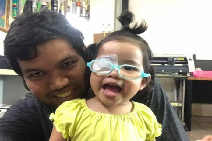 Uma menina de 4 anos quase perdeu a visão devido ao uso excessivo do celular