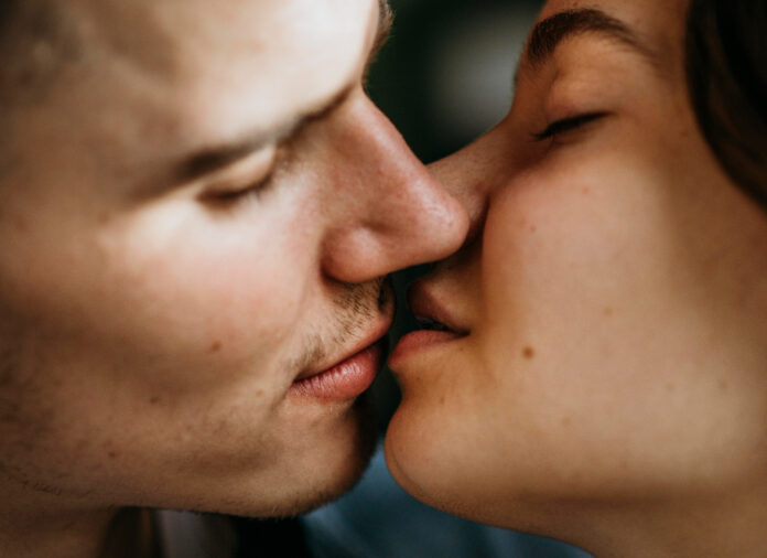 Beijar melhora a saúde, aqui estão os 8 benefícios de praticar regularmente