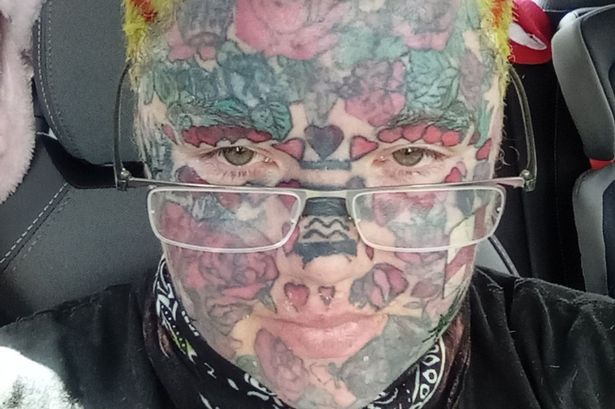 Viciada em tatuagens diz que não consegue emprego devido a seu rosto