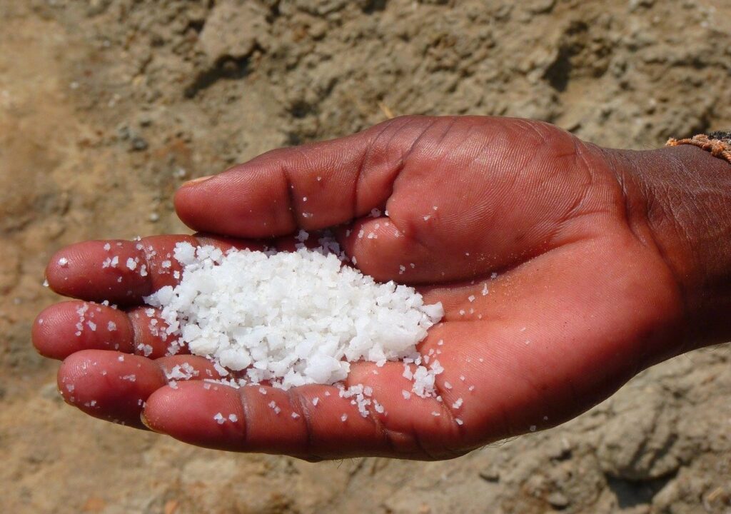 3 razões para fazer banho de sal grosso